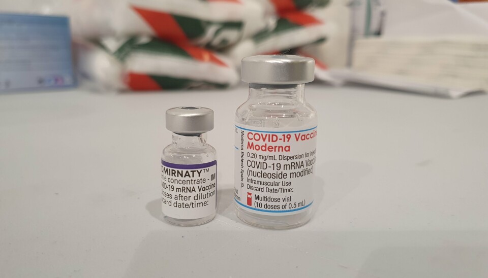 KAN KOMBINERES: I det norske koronavaksinasjonsprogrammet har det vært kombinert koronavaksinene fra Moderna og Pfizer, men mange har fått to doser av samme vaksinetype. KAN KOMBINERES: I det norske koronavaksinasjonsprogrammet har det vært kombinert koronavaksinene fra Moderna og Pfizer, men mange har fått to doser av samme vaksinetype.