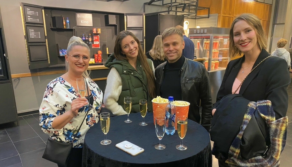 GLEDET SEG: Artisten Christian Ingebrigtsen, for anledningen «caught in the middle» mellom tre flotte damer, gledet seg til å se Rami Malek som Bond-skurk.