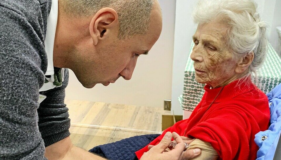 GRATISVAKSINE TIL RISIKOGRUPPER: Apotekar Marcin Szmigiero ved Vitusapotek Sofiemyr setter influensavaksine til Randi Andersen. GRATISVAKSINE TIL RISIKOGRUPPER: Apotekar Marcin Szmigiero ved Vitusapotek Sofiemyr setter influensavaksine til Randi Andersen.