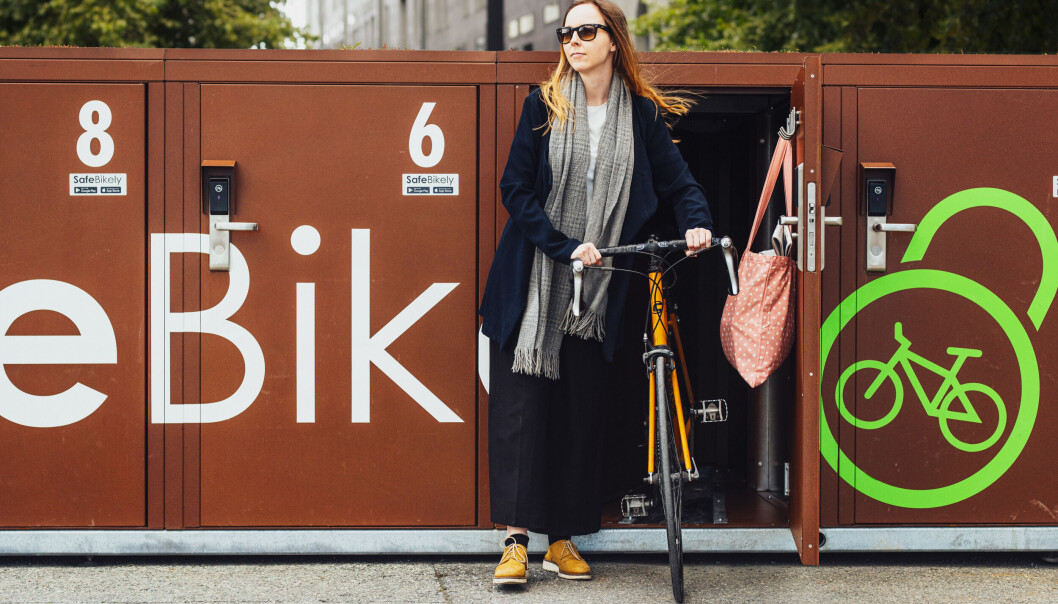 TESTPROSJEKT: Sykkelskapene vil plasseres ut på parkeringsplassen hvor det er ladere til elbil og blir et prøveprosjekt frem til jul. TESTPROSJEKT: Sykkelskapene vil plasseres ut på parkeringsplassen hvor det er ladere til elbil og blir et prøveprosjekt frem til jul.