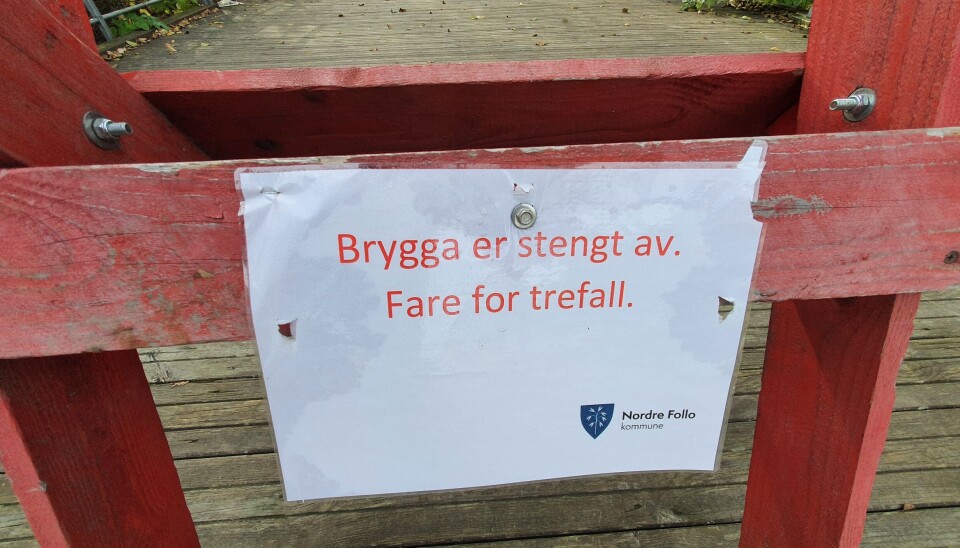 SKILT PÅ STEDET: Bryggen har vært sperret av siden onsdag forrige uke. SKILT PÅ STEDET: Bryggen har vært sperret av siden onsdag forrige uke.