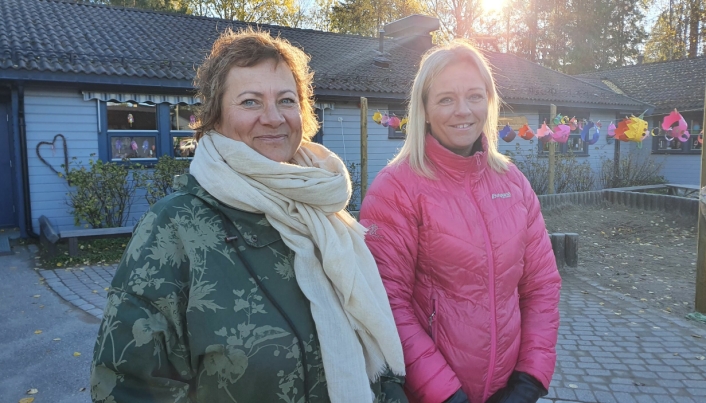 OVERRAKTE BLOMSTER: Områdelederne for barnehagene i Nordre Follo, Anne Holsæther Nordbye og Irene Eriksen Holmøy, overrakte en blomsterbukett på vegne av kommunen.