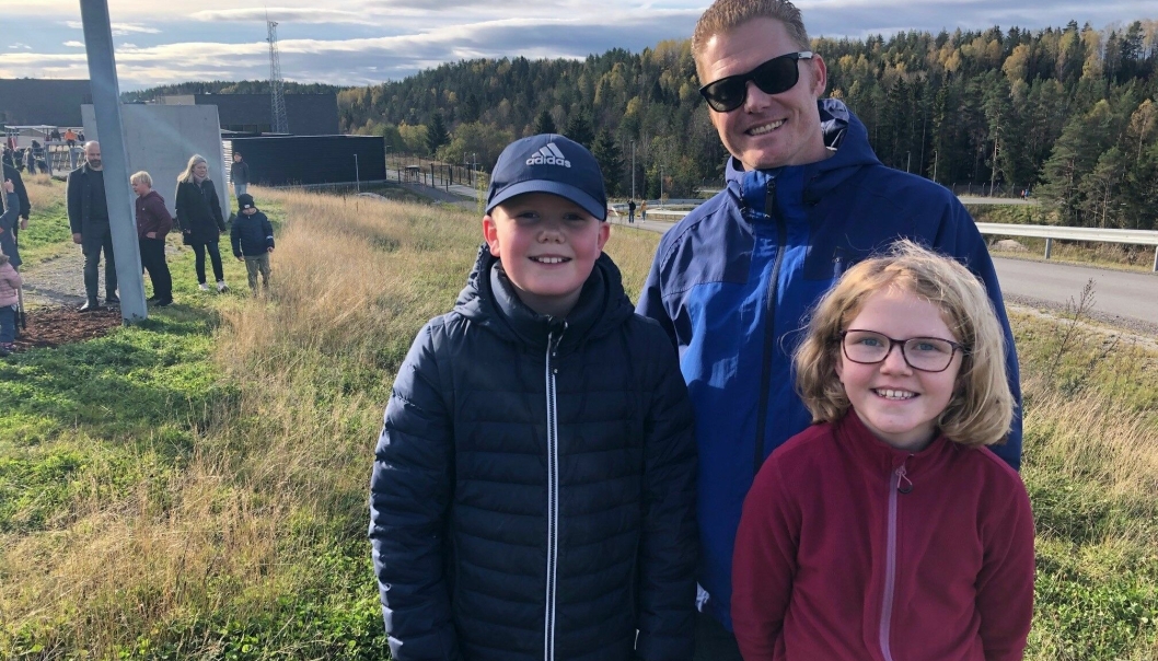 I HINDERLØYPA: Ragna og Konrad Fjell Narvesen, og faren Stein Erik Narvesen koste seg i hinderløypa på beredskapssenteret på lørdag.
