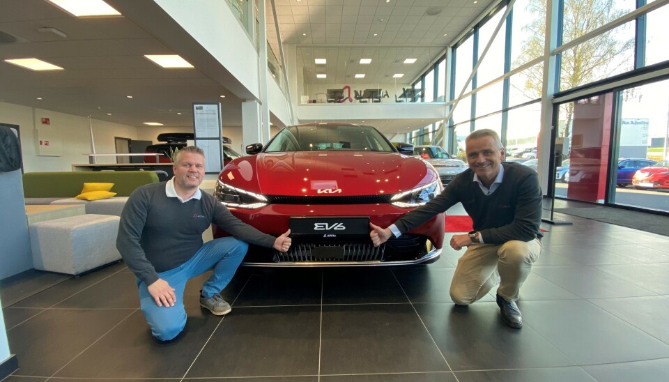 NYHET FRA KIA: Cato Torp (t.v.) og Arvid Grane gir den nye bilen sine beste skussmål. NYHET FRA KIA: Cato Torp (t.v.) og Arvid Grane gir den nye bilen sine beste skussmål.