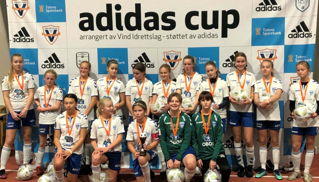 FIKK SØLV: Kolbotns 2008-jenter spilte seg frem til sølv i årets Adidas Cup.