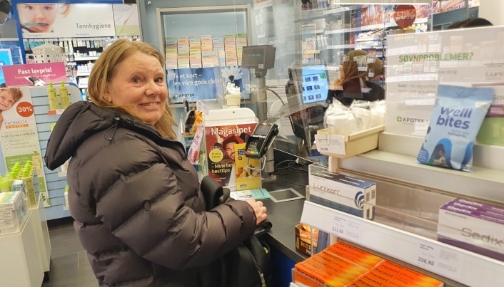 VIL VAKSINERE SEG: Liv Bente Rygh (61) fra Spydeberg var innom det lille apoteket i Kolbotnveien for å booke time til neste uke.