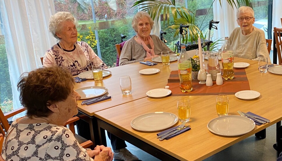 STORKOSTE SEG: Beboerne på KOMBO storkoste seg med hjemmelaget middag servert av Oppegård Røde Kors. STORKOSTE SEG: Beboerne på KOMBO storkoste seg med hjemmelaget middag servert av Oppegård Røde Kors.