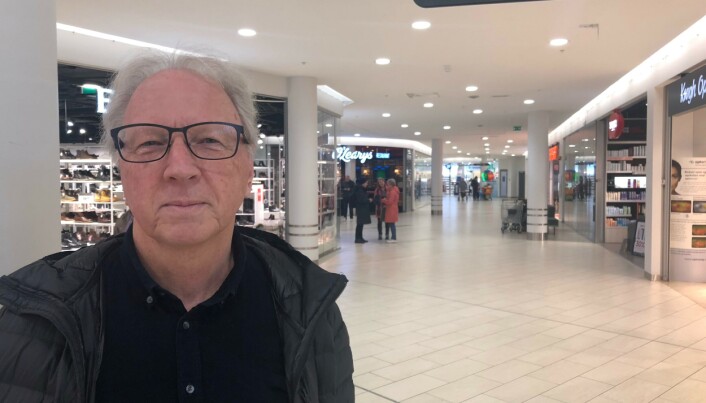 TAR JOBBEN: Roar Tangen tar støvsugingen på strak arm. TAR JOBBEN: Roar Tangen tar støvsugingen på strak arm.