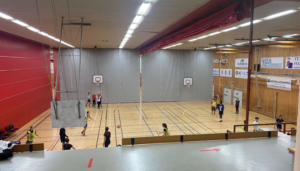 FÅR NYTT GULV: Når taket er hundre prosent tett, skal også underlaget i hallen skiftes. FÅR NYTT GULV: Når taket er hundre prosent tett, skal også underlaget i hallen skiftes.