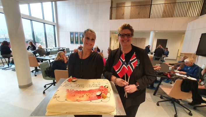 FEIRET NY SKOLE: På bildet kan du se rektor Kristin Hovde Høidal og ordfører Hanne Opdan. Kaken med overskriften «#Som avtalt» skulle serveres til de ansatte ved skolen.
