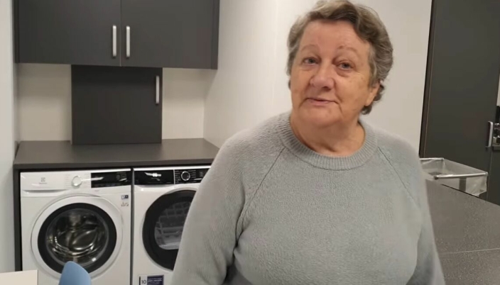 BLE IMPONERT: – Da jeg gikk på Kolbotn skole på 50-tallet, hadde vi vaskekummer og vaskebrett for å gjøre det rent. Nå har elevene vaskemaskiner, sier Tove Parker (75), som er nå den nærmeste naboen til skolen.