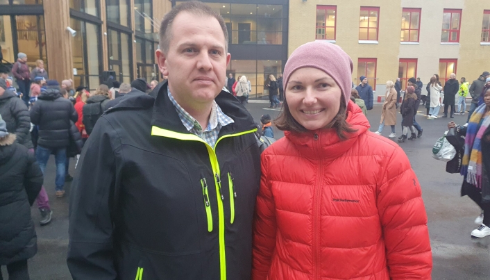 GLEDESDAG: Kamil Derda (37) og Wiktoria Kaczmarek-Derda (39) gledet seg stort på vegne av datteren, Maya (7).