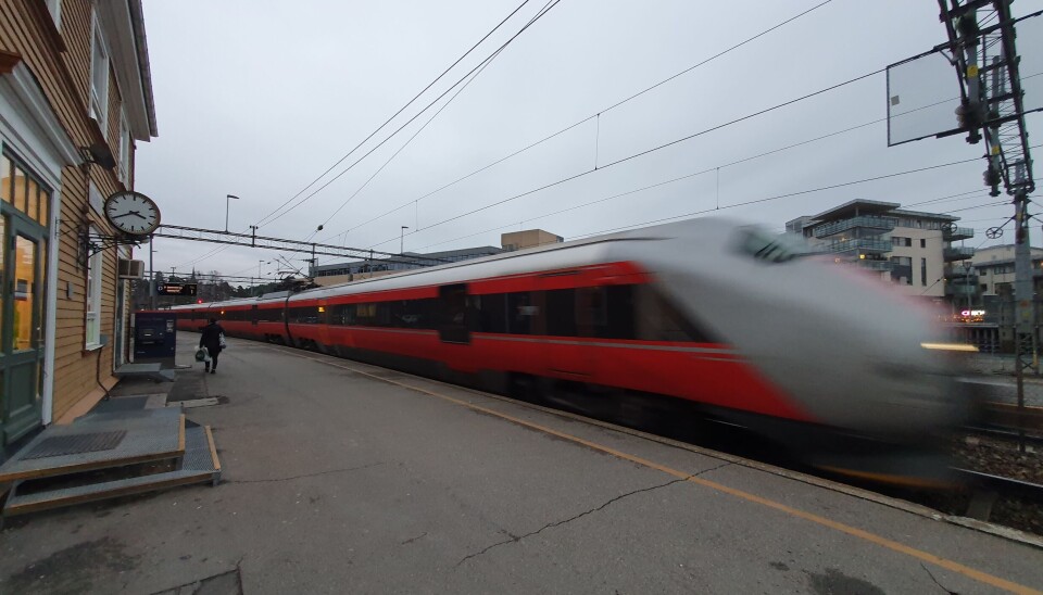 DROPPER ØSTFOLDBANEN: Fra desember 2022 skal L21 (Moss-Oslo S-Stabekk), L22 (Rakkestad-Mysen-Oslo S) og R20 (Halden-Oslo) benytte Follobanen mellom Ski og Oslo S i stedet for å kjøre på dagens lokallinje gjennom gamle Oppegård. DROPPER ØSTFOLDBANEN: Fra desember 2022 skal L21 (Moss-Oslo S-Stabekk), L22 (Rakkestad-Mysen-Oslo S) og R20 (Halden-Oslo) benytte Follobanen mellom Ski og Oslo S i stedet for å kjøre på dagens lokallinje gjennom gamle Oppegård.