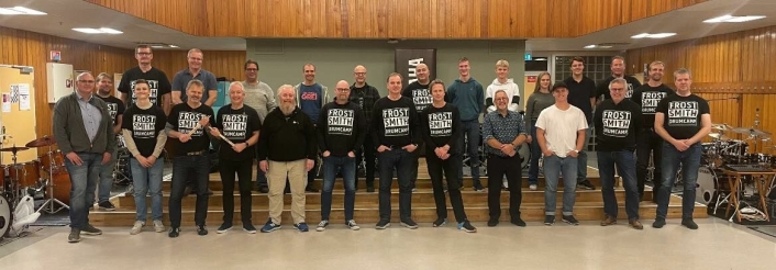 ÅRETS DELTAKERE: Totalt 25 trommespillere i alderen fra 13 til 70 år deltok i årets arrangement, som ble avholdt på Ingieråsen skole.