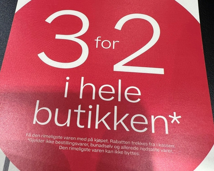 HVITT PÅ RØDT: Hos Bjørklund kjører de de gode, gamle 3 for 2-tilbudet under Black Week.