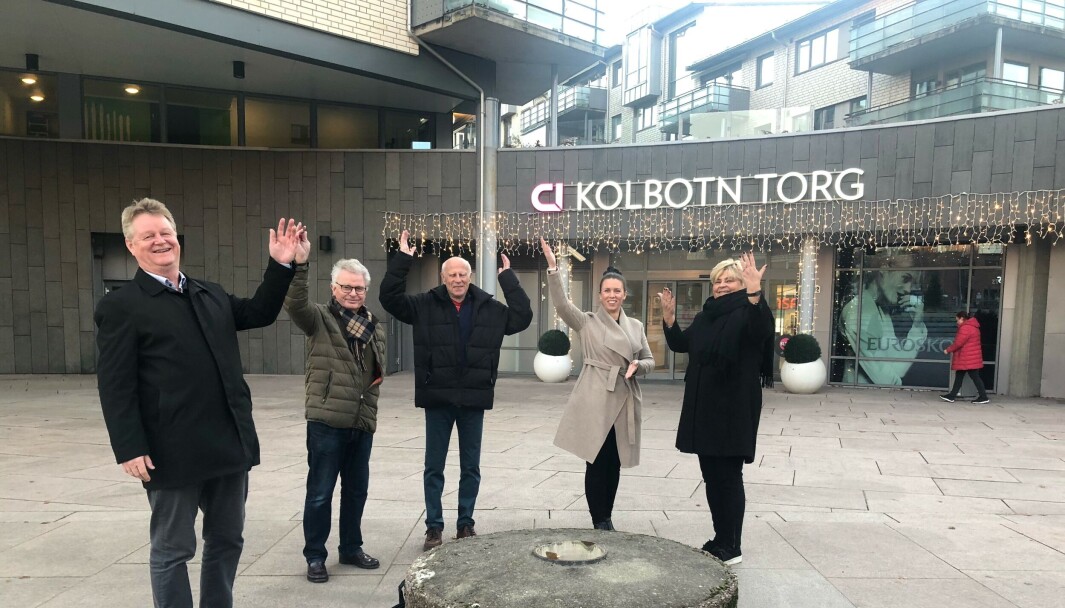 HER BLIR DET JULETRE: På lørdag blir det tenning av julegrana på Jan Baalsruds plass. Fra venstre: Arne Lien, Rein Grefslie og Gjermund Tveito fra Rotary, Marianne Thoresen Larsen fra Kolbotn Torg og Lone Schrøder fra Nordre Follo kommune er klare til å ta imot juletreet. HER BLIR DET JULETRE: På lørdag blir det tenning av julegrana på Jan Baalsruds plass. Fra venstre: Arne Lien, Rein Grefslie og Gjermund Tveito fra Rotary, Marianne Thoresen Larsen fra Kolbotn Torg og Lone Schrøder fra Nordre Follo kommune er klare til å ta imot juletreet.