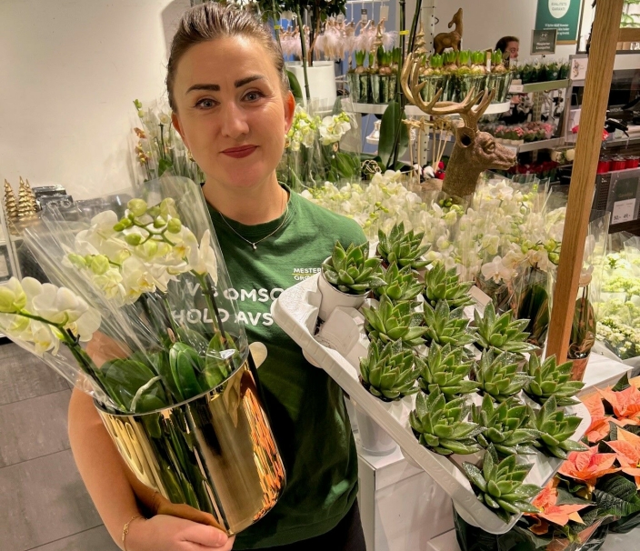 GIR GODE RÅD: Beate Vestlund-Fjermerås og hennes kolleger gir mer enn gjerne gode råd om planter og blomster i førjulstiden.