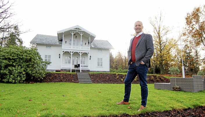 JULEMODUS: Stig Reklev, daglig leder for Privatmegleren Kvadrat på Kolbotn, sier folk begynner å nærme seg julemodus. JULEMODUS: Stig Reklev, daglig leder for Privatmegleren Kvadrat på Kolbotn, sier folk begynner å nærme seg julemodus.