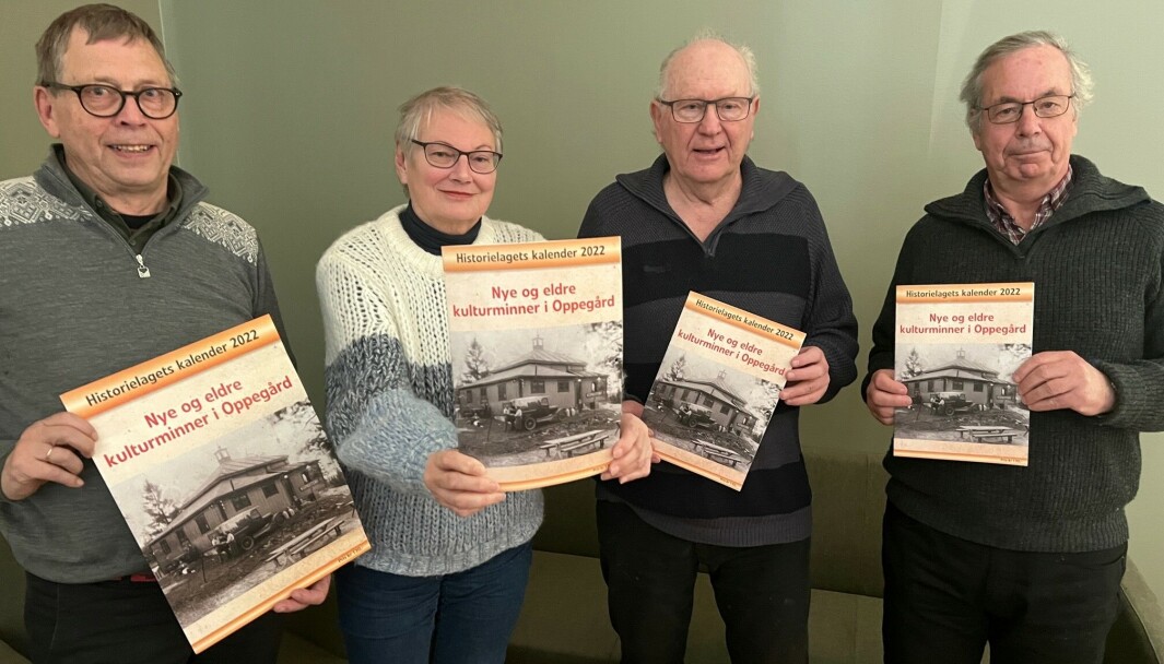 SELGER HISTORIE: Denne kvartetten, Severin Breivik, Ragnfrid Kirkeberg Pedersen, Steinar Karlsrud og Terje Fredriksen, er enige om at neste års kalender fra Oppegård historielag passer ypperlig som julegave. SELGER HISTORIE: Denne kvartetten, Severin Breivik, Ragnfrid Kirkeberg Pedersen, Steinar Karlsrud og Terje Fredriksen, er enige om at neste års kalender fra Oppegård historielag passer ypperlig som julegave.