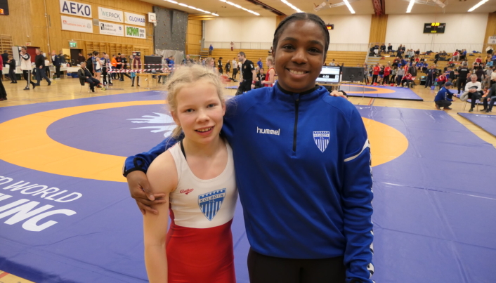 VINNER: Trener Sofia Aak gratulerer Liv Sandvik-Kleppestø med seieren i 50 kilos klassen.