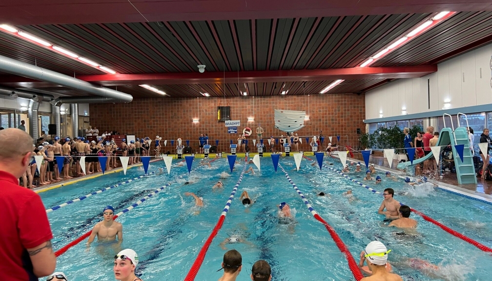 HØY AKTIVITET: Slik så det ut da det endelig ble arrangert svømmestevne i Sofiemyrhallen igjen.