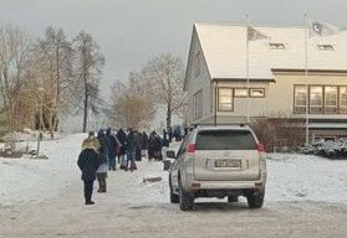 MÅTTE STÅ UTE I KULDEN: Smittesituasjonen i Nordre Follo fører til stor pågang med lange køer på kommunens eneste teststasjon på Langhuset. Bildet ble tatt søndag 5. desember.