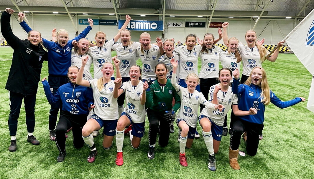 SEIER: Kolbotn jenter U15 vant årets regionalserie for sesongen 2021.Dette bildet er tatt etter siste seriekamp mot Vind, som ble spilt på Raufoss. SEIER: Kolbotn jenter U15 vant årets regionalserie for sesongen 2021.Dette bildet er tatt etter siste seriekamp mot Vind, som ble spilt på Raufoss.