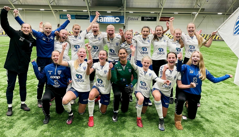 SEIER: Kolbotn jenter U15 vant årets regionalserie for sesongen 2021.Dette bildet er tatt etter siste seriekamp mot Vind, som ble spilt på Raufoss.
