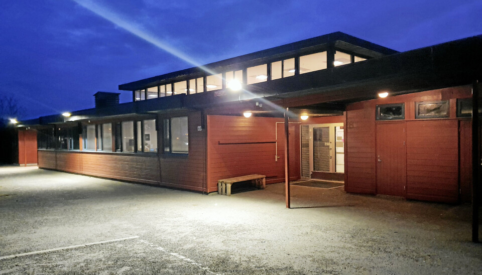 SKAL RIVES OM NOEN FÅ ÅR: Hellerasten og Fløysbonn skoler skal slås sammen høsten 2024. Elevene fra Hellerasten skole skal flyttes til Fløysbonn skole og noen klasser får også lokaler på den nye barneskolen som skal stå ferdig på Sofiemyr i januar 2024. Etterpå skal Hellerasten skole rives. SKAL RIVES OM NOEN FÅ ÅR: Hellerasten og Fløysbonn skoler skal slås sammen høsten 2024. Elevene fra Hellerasten skole skal flyttes til Fløysbonn skole og noen klasser får også lokaler på den nye barneskolen som skal stå ferdig på Sofiemyr i januar 2024. Etterpå skal Hellerasten skole rives.