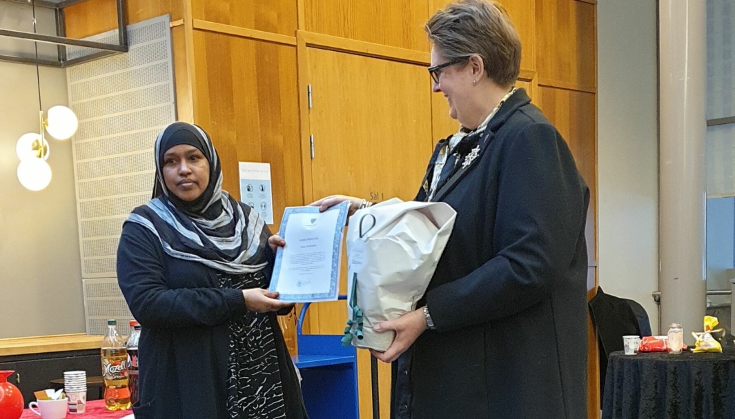 HEDRET: Hovedpersonen Taliso Ali Ibahim fikk fortjent heder fra ordfører Hanne Opdan.