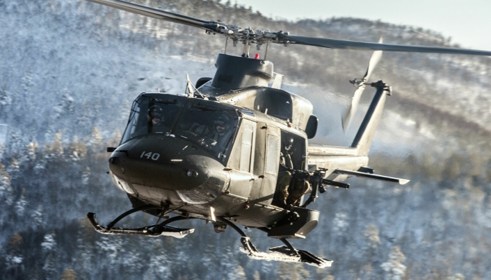 BELL-412: Forsvaret har fløyet med Bell-412 i over 30 år, her med en M 134, 7,62 gatlingvåpen stikkende ut. Foto: Lars Magne Hovtun/ Hæren/ Forsvarets Mediesenter