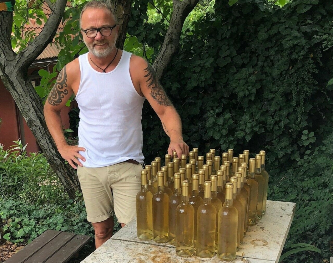 VINBONDE: Øyvind Henriksen og kjæresten eier en liten vingård i Ungarn. Så liten at flaskene på bildet utgjør en betydelig del av produksjonen.