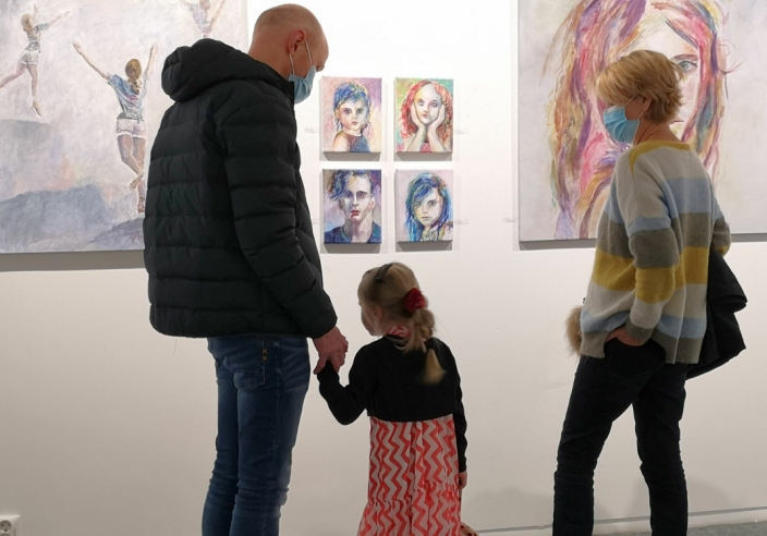 STOLT LILLESØSTER: Familien har også vært på besøk i galleriet. Her beundrer Tones barnebarn Filippa maleriet av storesøster som danser.