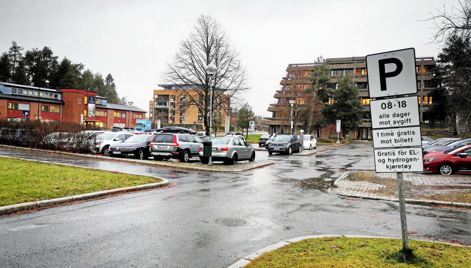 IKKE GRATIS LENGER: Nå er det ikke lenger gratis for elbiler og hydrogendrevne kjøretøy på kommunale plasser. IKKE GRATIS LENGER: Nå er det ikke lenger gratis for elbiler og hydrogendrevne kjøretøy på kommunale plasser.