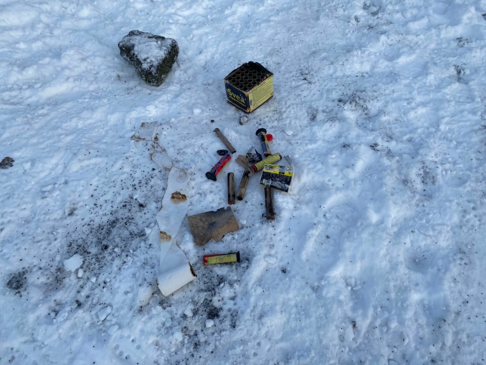 BLE IKKE RYDDET OPP: Det var også myr søppel etter fyrverkeri på Flåtestad.