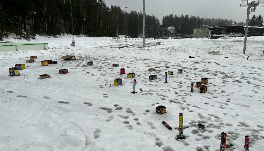 SLIK SER DET UT: Rester av brukt fyrverkeri lå strødd ved parkeringsplassen til Østre Greverud idrettsanlegg mandag formiddag.
