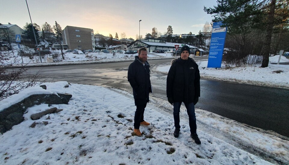 BEKYMRET: – Vi forstår at enkelte enten ikke ser problemet eller har satt seg inn i saken ved at Norges største fengsel kan bli vår nye nabo, men dette vil ha store konsekvenser for Kolbotn som et attraktivt bo- og oppvekstmiljø, sier Stian Andersen (40) og Torkel Grahm-Haga (41). BEKYMRET: – Vi forstår at enkelte enten ikke ser problemet eller har satt seg inn i saken ved at Norges største fengsel kan bli vår nye nabo, men dette vil ha store konsekvenser for Kolbotn som et attraktivt bo- og oppvekstmiljø, sier Stian Andersen (40) og Torkel Grahm-Haga (41).