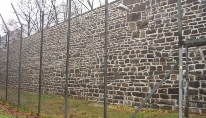 STEINMUREN: Steinmuren omkranser hele "Botsfengselet", som er avdeling A til Oslo fengsel.
