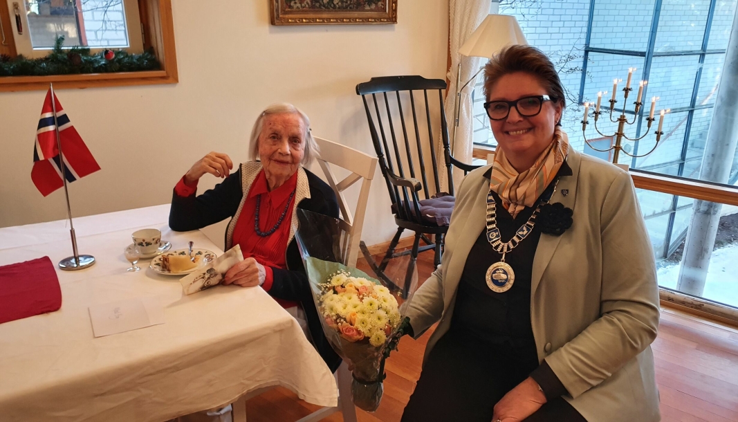 FYLTE 100 ÅR: Marit Berg fylte 100 år onsdag 5. januar. Tradisjonen tro sørget kommunen for en hyggelig sammenkomst for å feire jubilanten. Her kan du se henne sammen med ordfører Hanne Opdan.