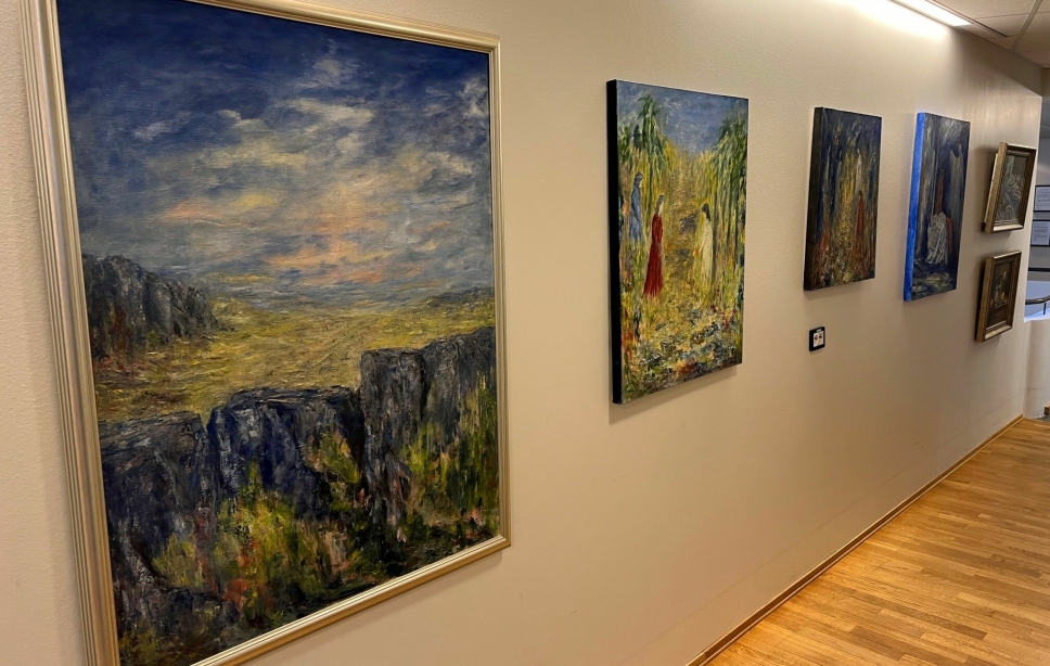 FLOTT KUNST: Kunstneren malte i perioden mellom 1970 til 2013. De senere årene har hun vært beboer på Høyås bo- og rehabiliteringssenter på Tårnåsen.