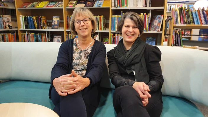 GODE KOLLEGAER: På bildet kan du se biblioteksjef Aase-Liv Birkenes sammen med bibliotekar Agnethe Gulbraar.