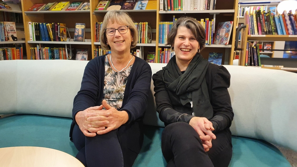 GODE KOLLEGAER: På bildet kan du se biblioteksjef Aase-Liv Birkenes sammen med bibliotekar Agnethe Gulbraar.