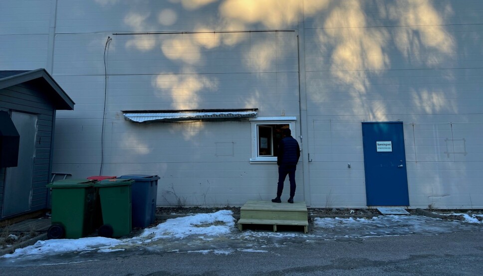 HALLO I LUKEN: Her er vinduet du må finne for å få utlevert hurtigtester. HALLO I LUKEN: Her er vinduet du må finne for å få utlevert hurtigtester.