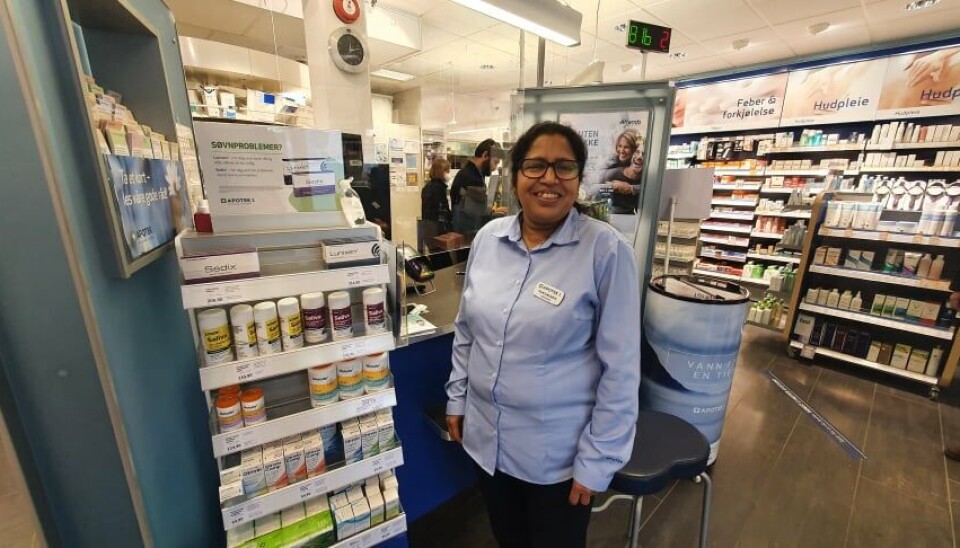 BESTILLINGER OG DROP-IN: – I tillegg til bestillinger via Helseboka tilbyr vi også drop-in mellom klokken 10:00 og 16:00, sier apoteker Sukumarie Sothinathan i Apotek 1 Kolbotn. BESTILLINGER OG DROP-IN: – I tillegg til bestillinger via Helseboka tilbyr vi også drop-in mellom klokken 10:00 og 16:00, sier apoteker Sukumarie Sothinathan i Apotek 1 Kolbotn.