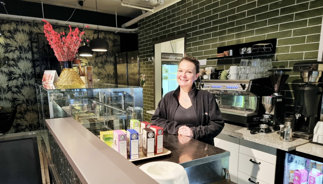 VELKOMMEN TILBAKE: Cafévertinne Lene Hauge gleder seg til å ta i mot gjester igjen. Ikke alt er på plass ennå, men den lokale og populære teen fra Tetøsene har hun sikret seg.