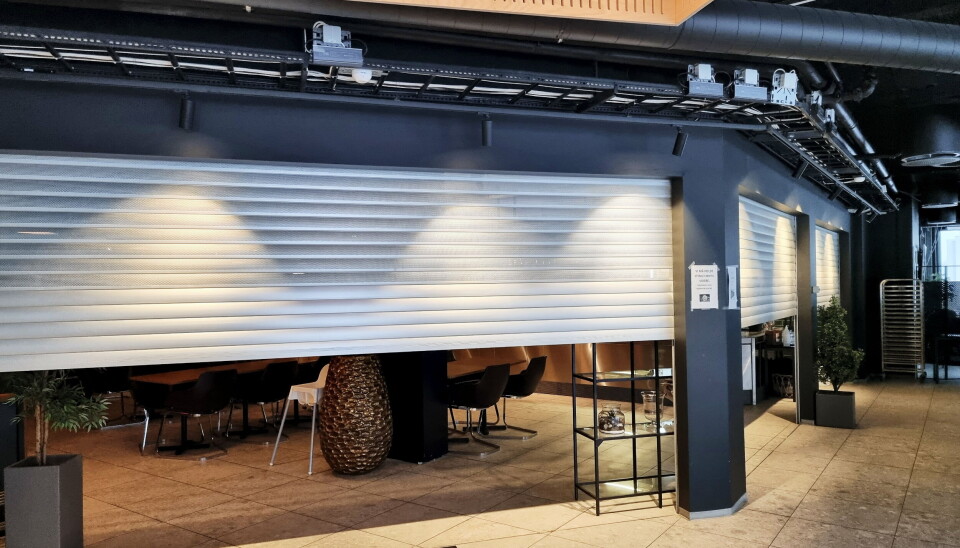 DØRA PÅ GLØTT: Underernærte cafégjengere på Greverud kvapp til tirsdag, da portene til det nedlagte stamstedet plutselig ble rullet halvveis opp. DØRA PÅ GLØTT: Underernærte cafégjengere på Greverud kvapp til tirsdag, da portene til det nedlagte stamstedet plutselig ble rullet halvveis opp.