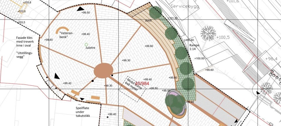 HALVPARTEN AV DAGENS AMFI SKAL BORT: For å få inn større areal til beplantning og gi en god ryggdekning for amfiet, er det lagt inn et større plantefelt i bakkant av amfiet. Dette «spiser» cirka halvparten av dagens amfi. HALVPARTEN AV DAGENS AMFI SKAL BORT: For å få inn større areal til beplantning og gi en god ryggdekning for amfiet, er det lagt inn et større plantefelt i bakkant av amfiet. Dette «spiser» cirka halvparten av dagens amfi.