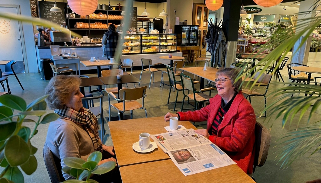 KAFFESLABBERAS: Anne Berit Risdal (t.h.) og Mona Ahlstrøm er ikke helt fornøyd med parkeringssystemet på Kolbotn Torg.