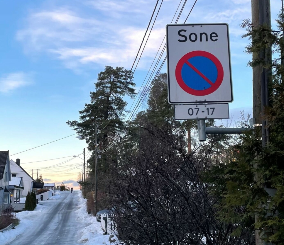 SKAL FJERNES: Det er fortsatt parkeringsforbud på strekningen fra Furukollveien og ned Solkollen og Liaveien fra mandag til fredag mellom klokken 07:00 og 17:00, men nå lover kommunen å fjerne dette skiltet i løpet av uken.