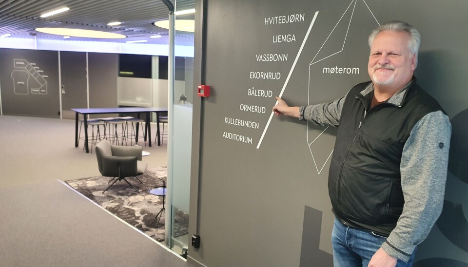 IDENTITETSSKAPENDE: Hvert møterom bærer lokale navn som blant annet Ormerud, Kullebunden og Bålerud. Profileringen internt i huset er stort sett designet av GGM ved Lars Grønli (66) fra Svartskog. IDENTITETSSKAPENDE: Hvert møterom bærer lokale navn som blant annet Ormerud, Kullebunden og Bålerud. Profileringen internt i huset er stort sett designet av GGM ved Lars Grønli (66) fra Svartskog.